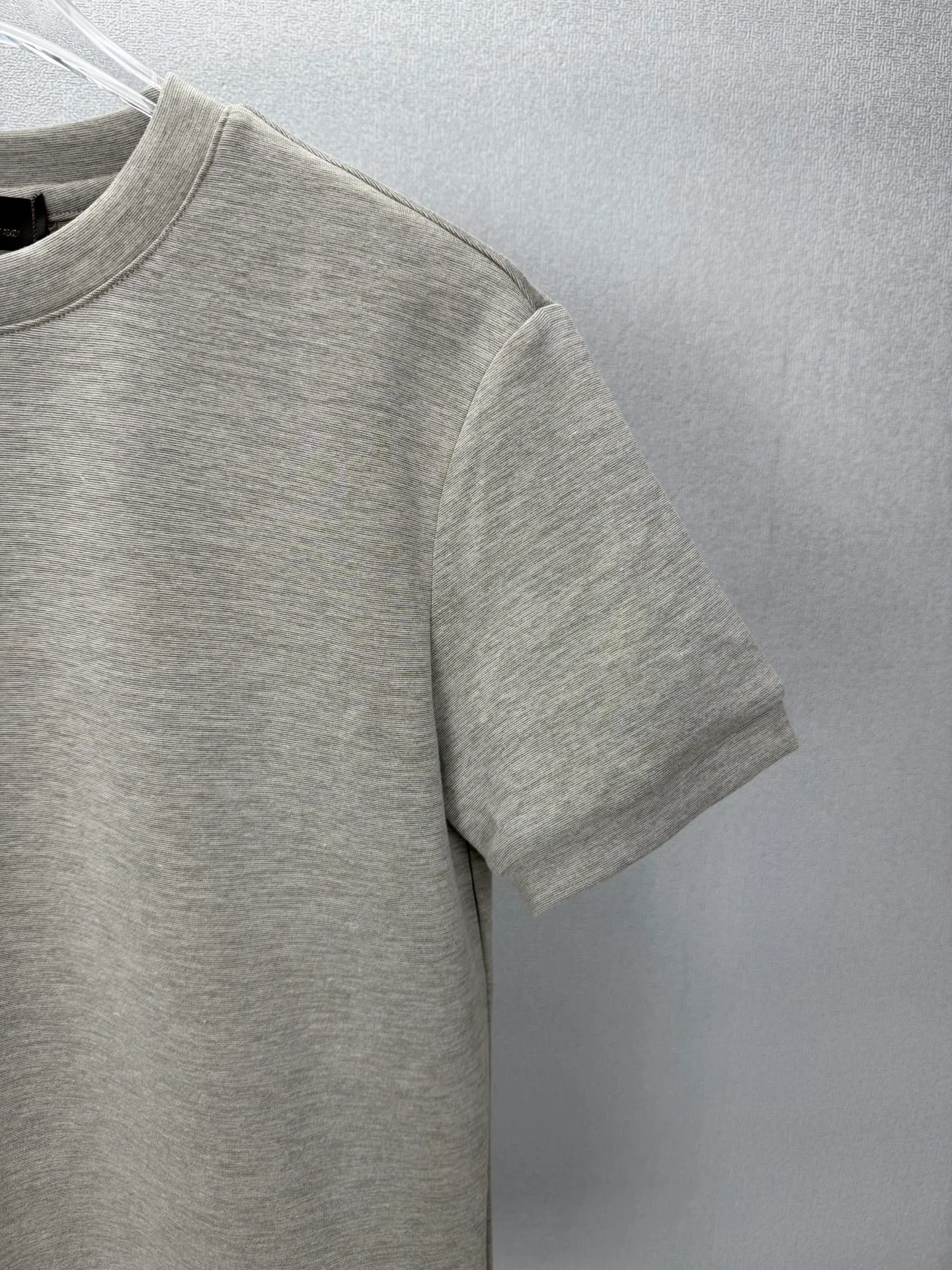 Loro Piana 2026New Arrival old money style solid color simple couple style round neck short-sleeved T-shirt High version High version The fabric is made of cotton➕polyester fiber composite material, the whole body is solid color simple and loose fit, the back neck leather letter logo embroidery design is fashionable and individual. Super Versatile and good-looking short-sleeved T-shirt. Very suitable for both men and women. A must-have for everyone. Packaging, tag, collar label, washed wheat, complete👍 Color: Dark Gray, Brown, Light Gray, Cream White Sizes: M-3XL